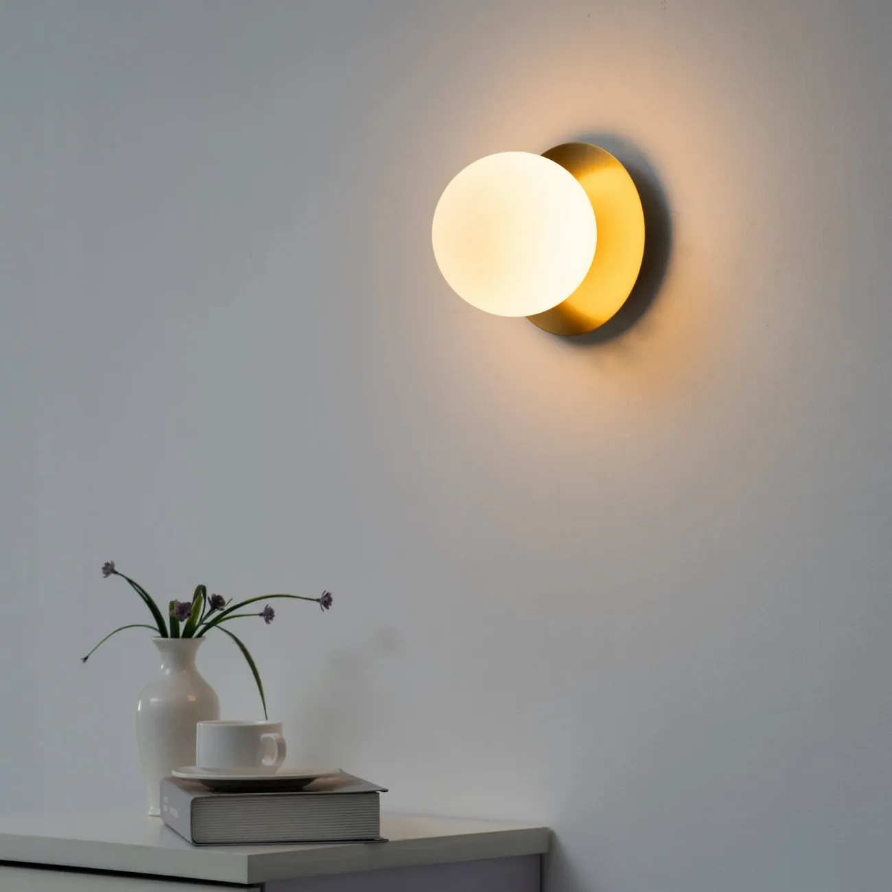 Plafonnier ou applique dorée en verre blanc - Fonzo